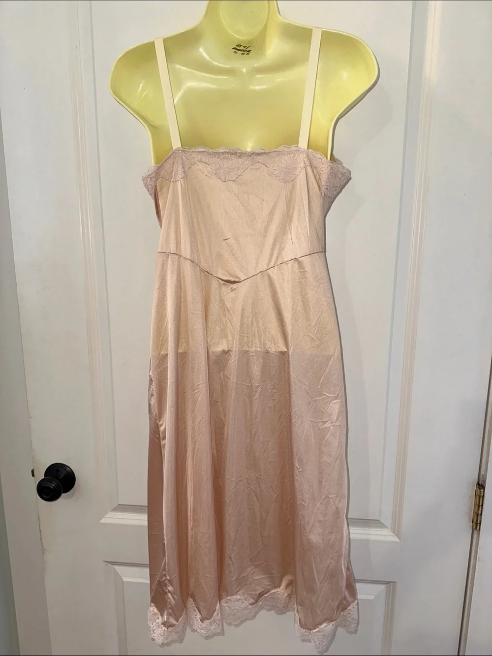 Vintage 60s light blush pink full nylon slip with lace detailing - Picture 5 of 8